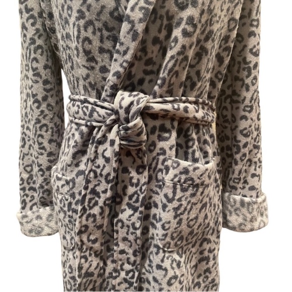 Victoria’s Secret grey animal print leopard lounge wear sleep wear cozy robe - Picture 4 of 8